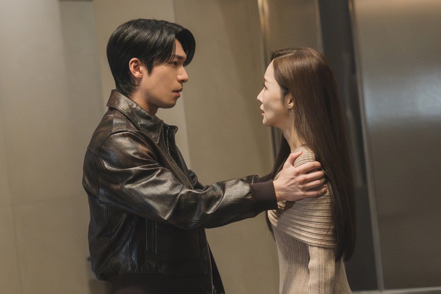 Wi Ha Joon Comforts A Shaken Park Min Young As She Prepares To Reveal The Truth In “Siren’s Kiss” Wi Ha Joon Comforts A Shaken Park Min Young As She Prepares To Reveal The Truth In “Siren’s Kiss”
