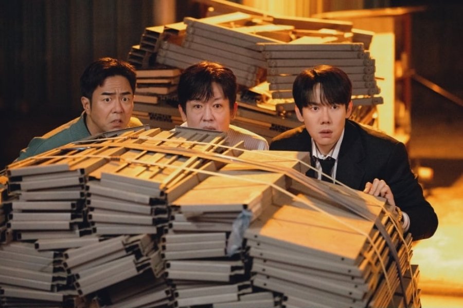 Yoo Yeon Seok Goes From Terrified Lawyer To Fearless Gangster In "Phantom Lawyer"