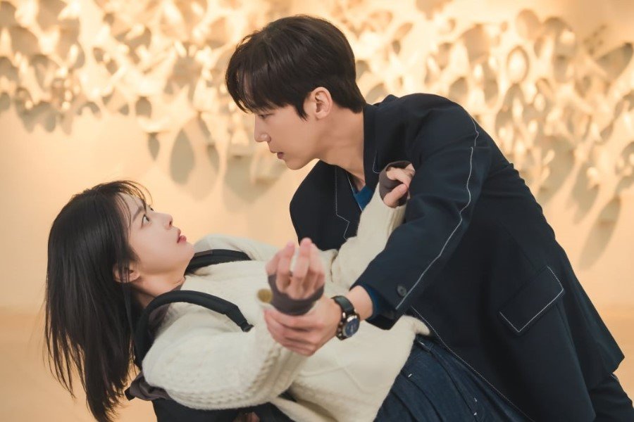 Yoon Jong Hoon And Uhm Hyun Kyung Get Caught Up In Each Other’s Contrasting Charms In New Drama “Our Happy Days”