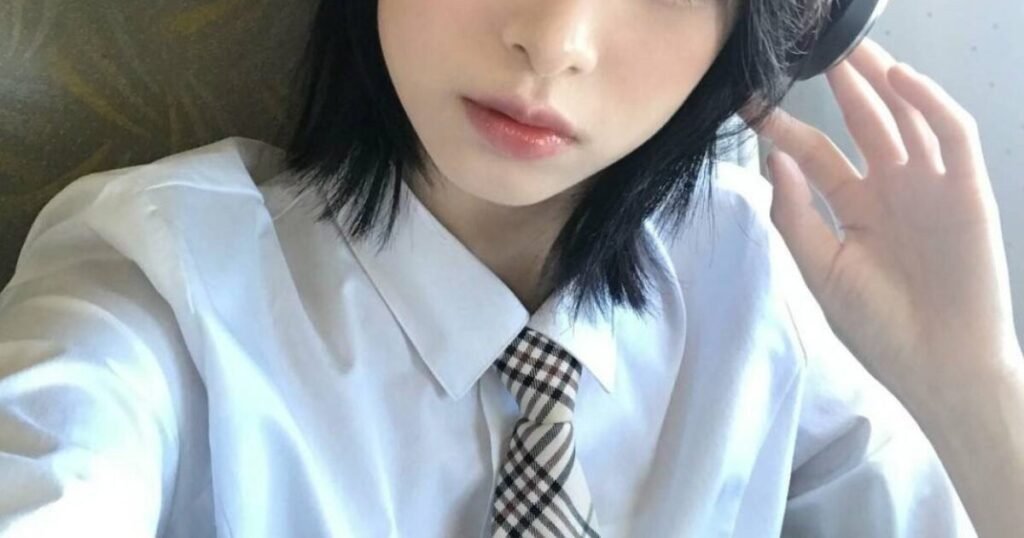 5th Gen Girl Group Member Goes Viral For Shaking Hands With "Dirty" Fan