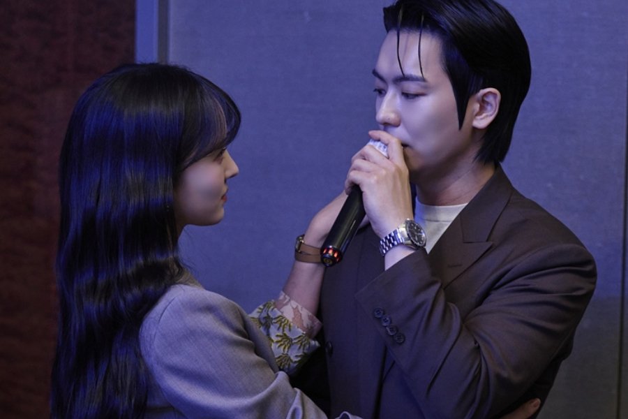 Baek Seo Ra And An Woo Yeon Share An Electrifying Close Moment In “Doctor Shin”