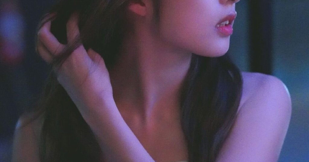 Beloved Actress's Bold Braless Look Creates Buzz