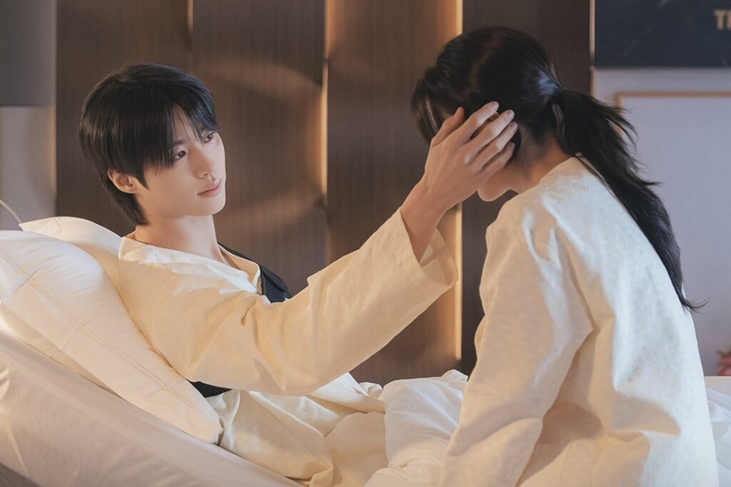 Byeon Woo Seok And IU Share A Tender Moment In The Hospital On "Perfect Crown"