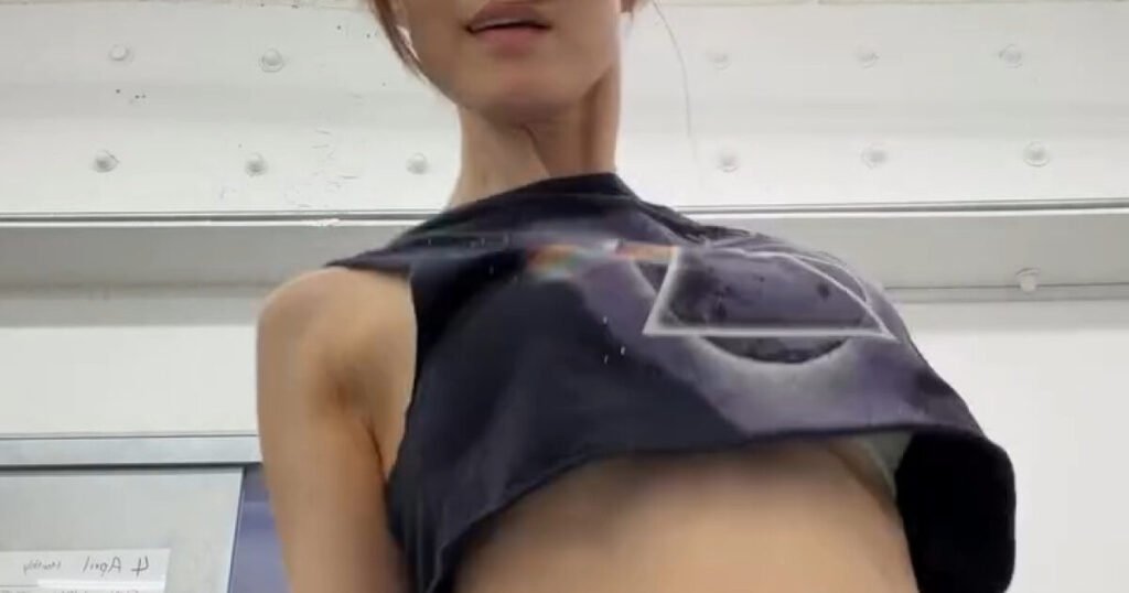 Female K-Pop Idol Showcases Toned Figure With Sexy Dance