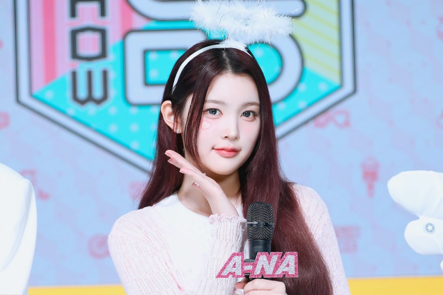 Hearts2Hearts' A-Na To Step Down From "Music Core" MC Position