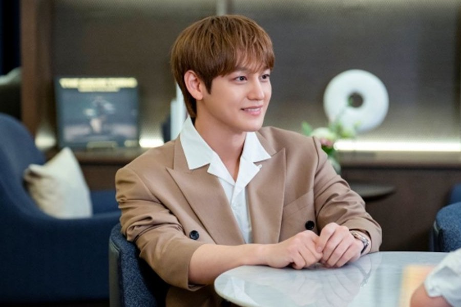 Kim Bum Is A Flirtatious Executive Director Pursuing Chae Won Bin In “Sold Out On You”