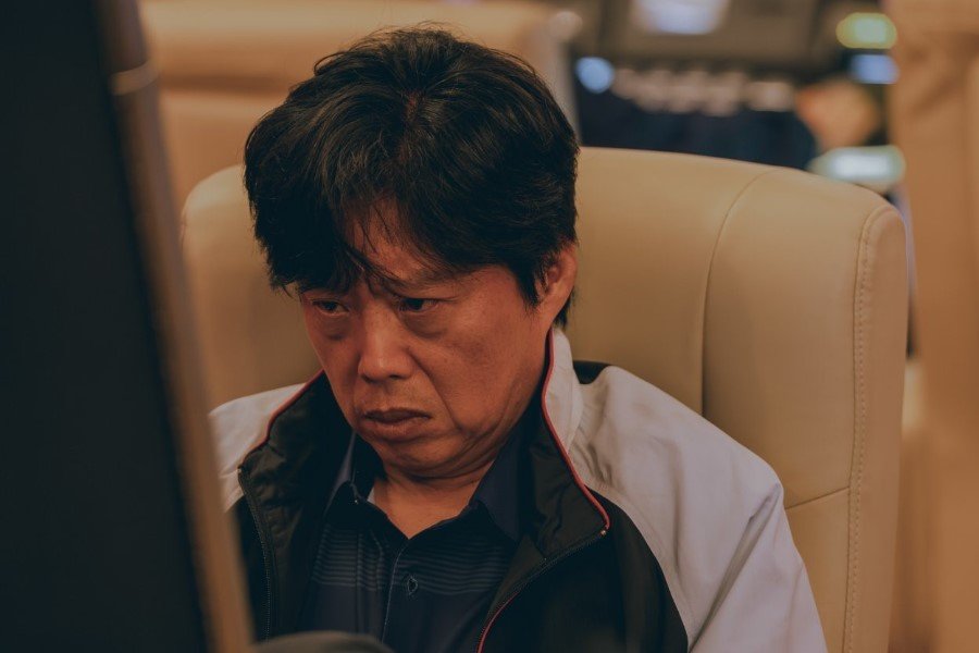 Kim Hee Won Is A Corrupt Police Officer Who Puts Survival First In New Drama “Gold Land” Kim Hee Won Is A Corrupt Police Officer Who Puts Survival First In New Drama “Gold Land”