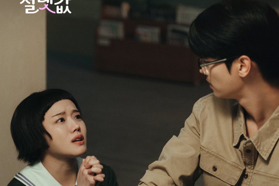 Kim Hyang Gi Panics As Cha Hak Yeon Nearly Discovers Her BL Novel In “Absolute Value Of Romance”