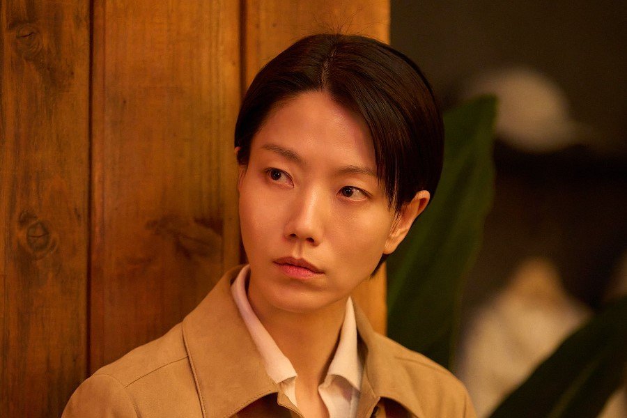 Kim Shin Rok Is Trapped In A Virus-Infected Building During A Visit To Her Younger Brother Ji Chang Wook In New Film “Colony” Kim Shin Rok Is Trapped In A Virus-Infected Building During A Visit To Her Younger Brother Ji Chang Wook In New Film “Colony”