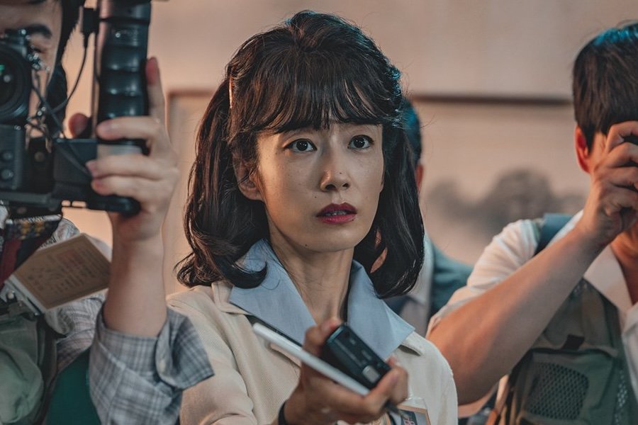 Kwak Sun Young Transforms Into A Reporter Who Teams Up With Park Hae Soo In New Drama "The Scarecrow"