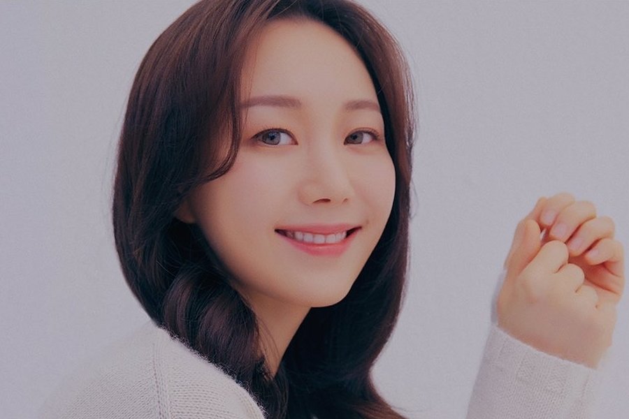 Lee Yoo Young Confirmed To Be Expecting Second Child Lee Yoo Young Confirmed To Be Expecting Second Child