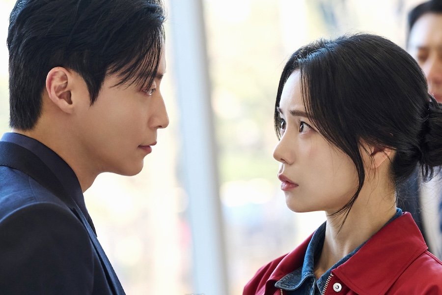 Lim Ji Yeon And Heo Nam Jun Refuse To Give An Inch To Each Other In New Drama "My Royal Nemesis"