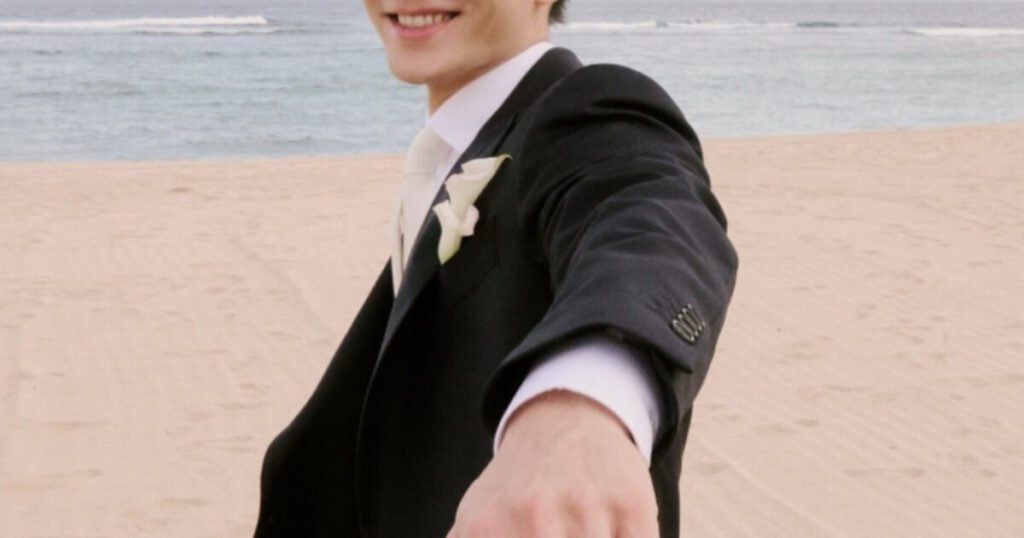 Newlywed Actor Reveals How He Won Over His K-Pop Idol Wife 10 Years Younger Newlywed Actor Reveals How He Won Over His K-Pop Idol Wife 10 Years Younger