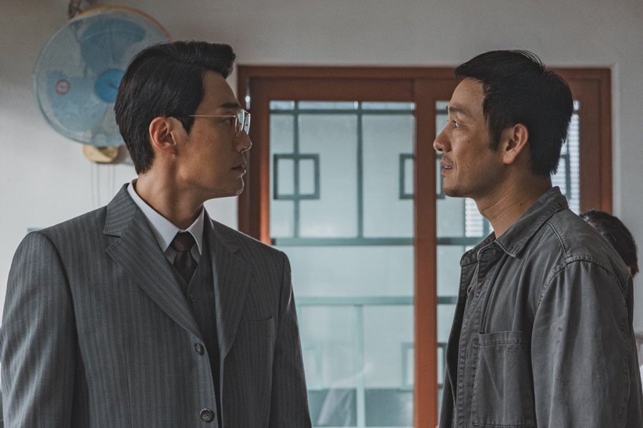 Park Hae Soo Proposes A Deal That Lee Hee Joon Can’t Refuse In “The Scarecrow”