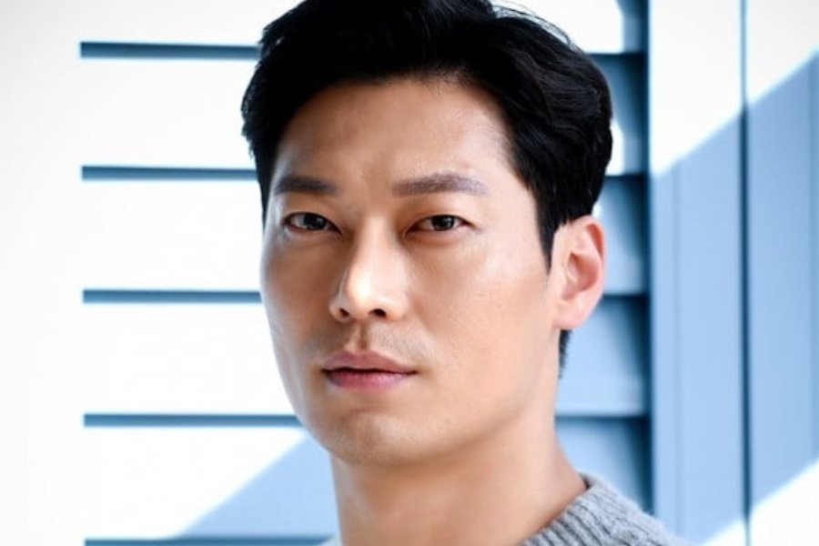 Park Hoon In Talks To Star In New Baseball Drama Previously Offered To Jung Sung Il Park Hoon In Talks To Star In New Baseball Drama Previously Offered To Jung Sung Il