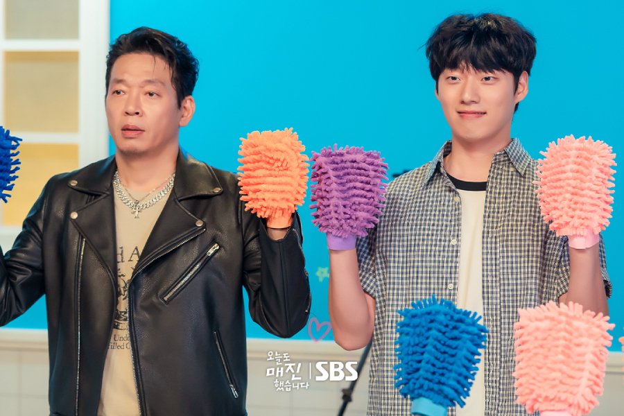 Park Ji Hwan Wreaks Havoc As Celebrity Guest On Live Home Shopping In “Sold Out On You”