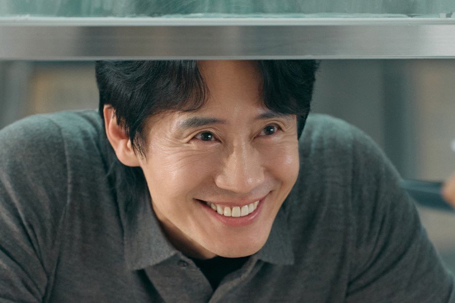 Shin Ha Kyun Goes Undercover As A Head Chef To Reclaim What He Lost In New Drama “Fifties Professionals”