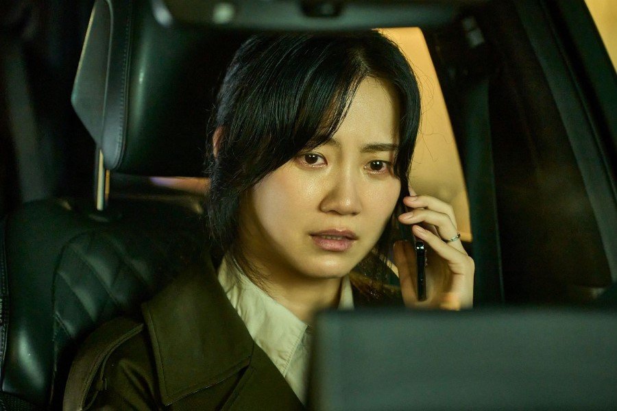 Shin Hyun Been Transforms Into A Biotechnologist Investigating The Mystery Behind A Virus Outbreak In New Film “Colony”