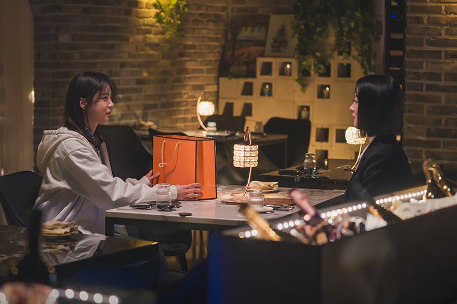 Uhm Hyun Kyung Receives Unexpected Gift From Yoon Da Young On First Day As Intern In “Our Happy Days” Uhm Hyun Kyung Receives Unexpected Gift From Yoon Da Young On First Day As Intern In “Our Happy Days”