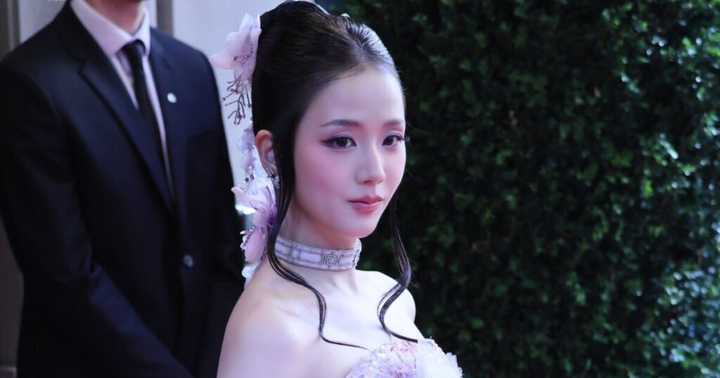 Designer Who Sniped At BLACKPINK’s Jisoo Clarifies Misunderstanding In New Video