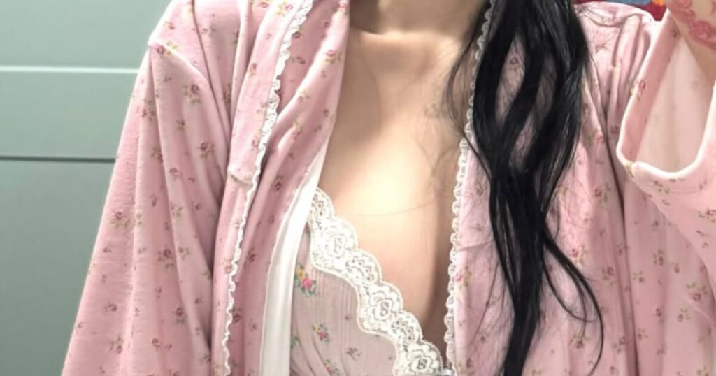 Former Controversial Female Idol Posts Sexy Lingerie Photos Yet Again