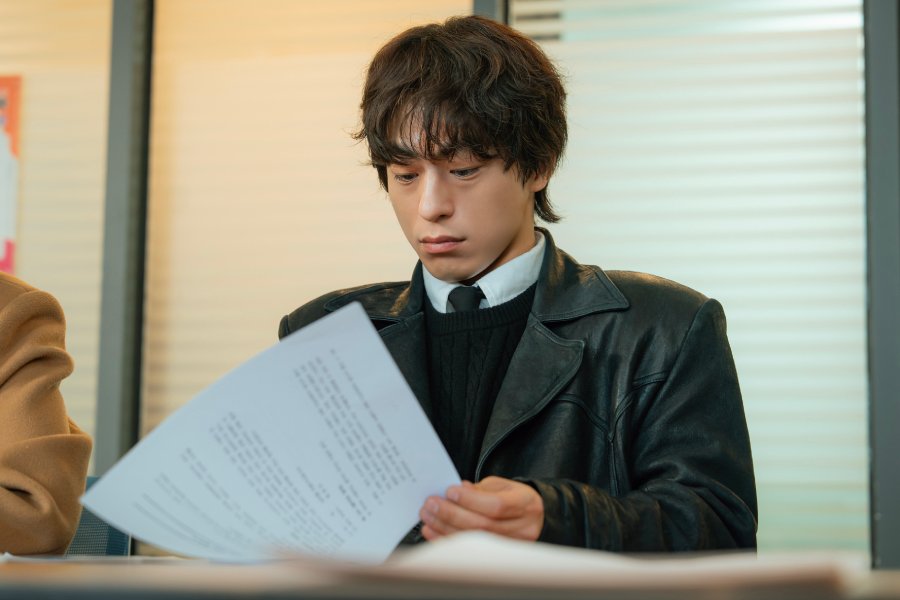 Koo Kyo Hwan Can’t Hide His Nerves As He Takes First Step As Film Director In "We Are All Trying Here"