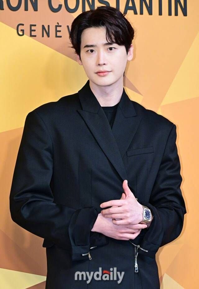 Lee Jong Seok in Talks for Investigative Thriller K-drama Paradise Reuniting with PD From Big Mouth and While You Were Sleeping Lee Jong Seok in Talks for Investigative Thriller K-drama Paradise Reuniting with PD From Big Mouth and While You Were Sleeping