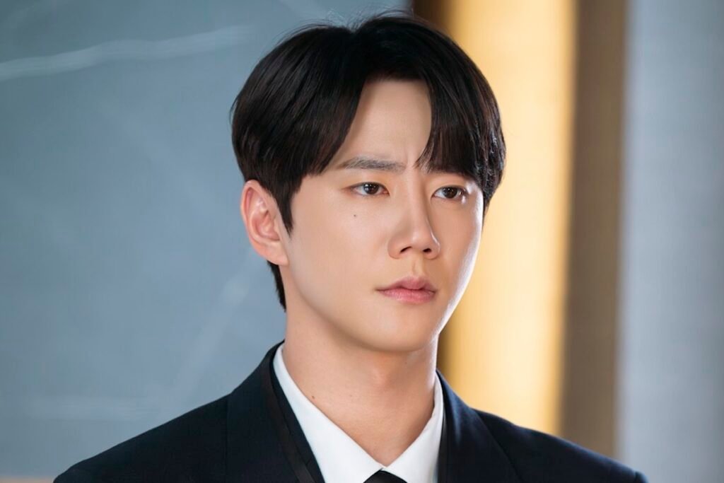 Lee Jun Young Transforms Into A Rookie Employee With Impressive Capabilities In “Reborn Rookie”