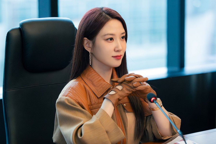 Park Eun Bin Transforms Into A Hotel CEO Who Can See Ghosts In New Drama “Spooky In Love”