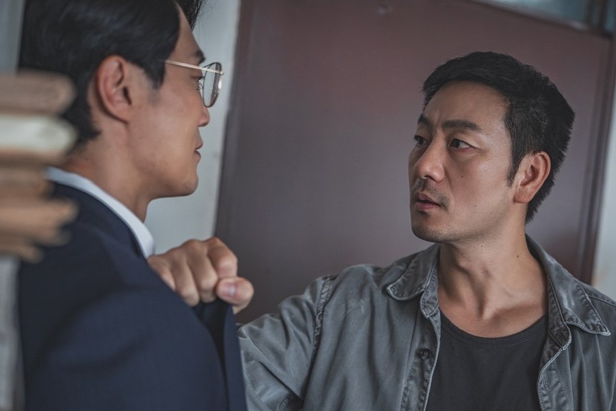 Park Hae Soo Grabs Lee Hee Joon By The Collar In Explosive Confrontation In “The Scarecrow”