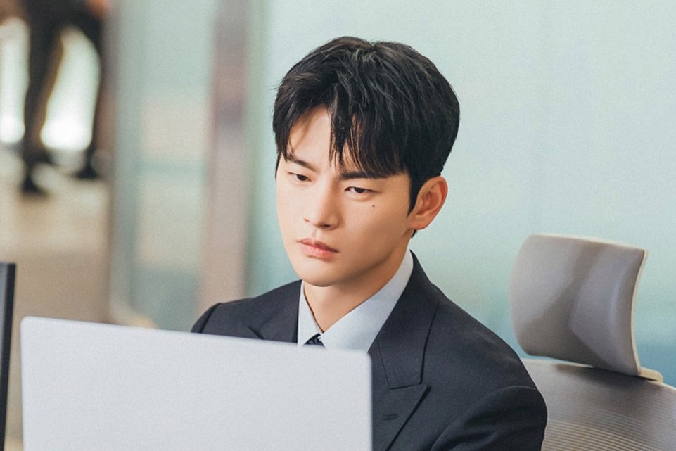 Seo In Guk Is A Notoriously Cold Boss Who Changes After Meeting Park Ji Hyun In “See You At Work Tomorrow!” Seo In Guk Is A Notoriously Cold Boss Who Changes After Meeting Park Ji Hyun In "See You At Work Tomorrow!"