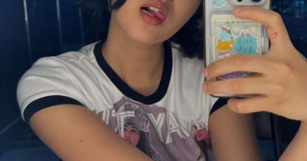 Sexy K-Pop Star Reveals A Male Celebrity Once Tried To Shoot His Shot In Her DMs Sexy K-Pop Star Reveals A Male Celebrity Once Tried To Shoot His Shot In Her DMs