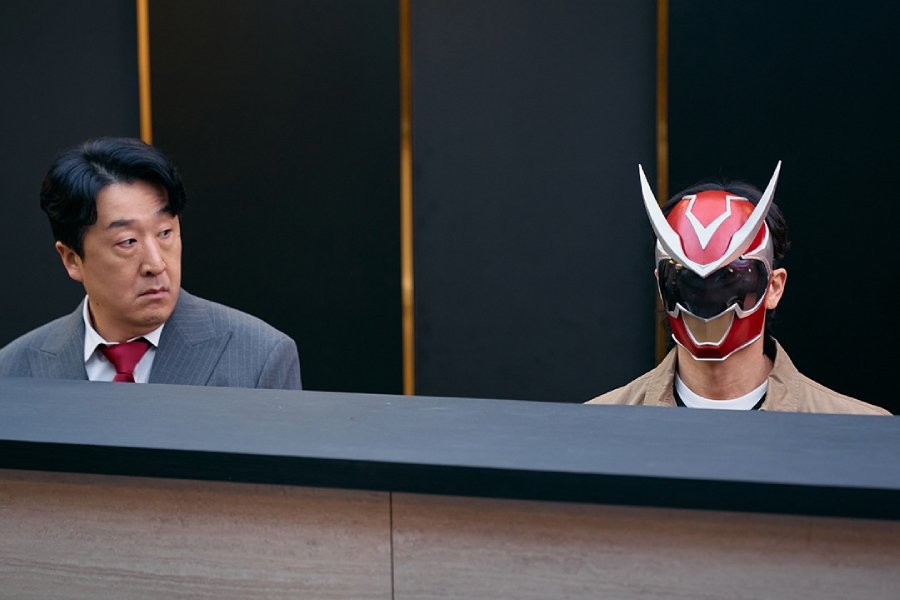 Shin Ha Kyun Bumps Into Hyun Bong Sik While In Disguise On Infiltration Mission In “Fifties Professionals”