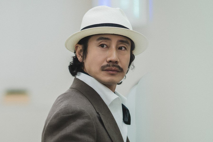 Shin Ha Kyun Makes Special Appearance As CEO Behind Kang Dong Won’s Co-Ed Group In "Wild Sing"