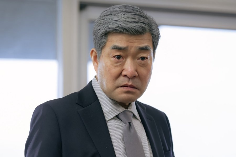 Son Hyun Joo Is A Cool-Headed Chairman Who Swaps Souls With A Soccer Player In “Reborn Rookie”