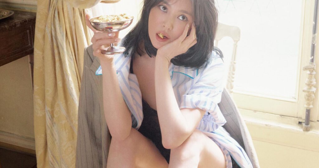 "Visual Queen" Song Hye Kyo Stuns With Her Elegant Beauty