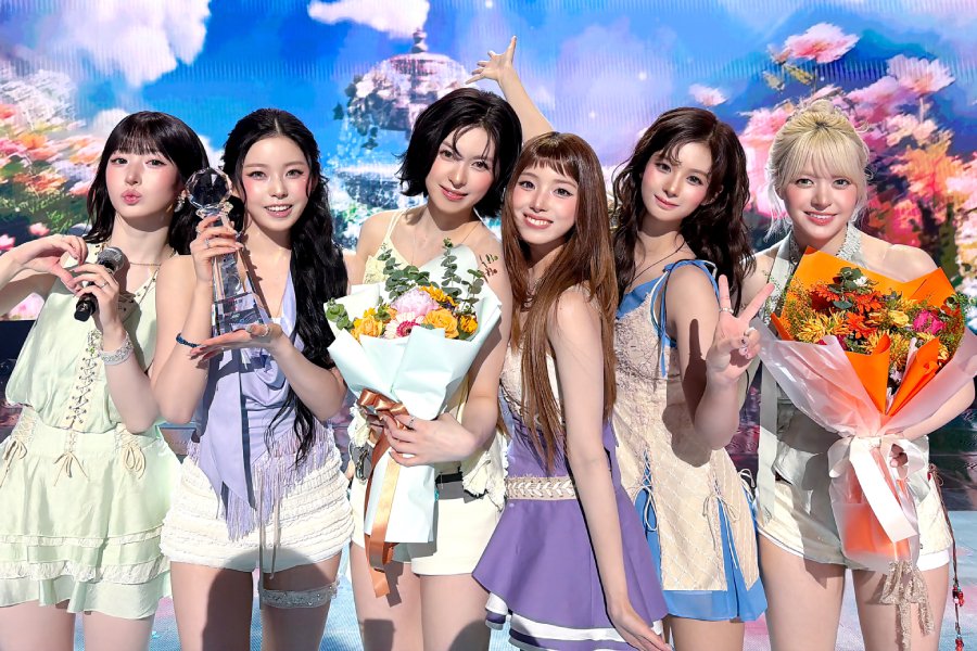Watch: NMIXX Takes 2nd Win For “Heavy Serenade” On “Music Bank”; Performances By LE SSERAFIM, ZEROBASEONE, And More Watch: NMIXX Takes 2nd Win For "Heavy Serenade" On "Music Bank"; Performances By LE SSERAFIM, ZEROBASEONE, And More