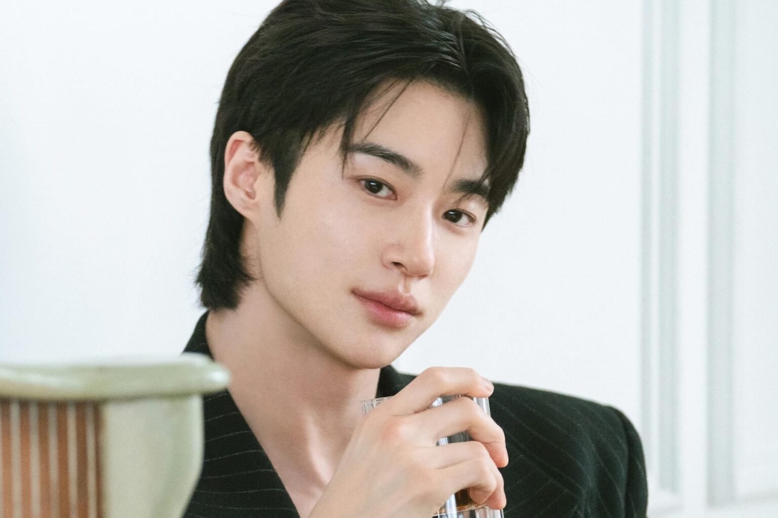 Byeon Woo Seok Reveals Official Light Stick