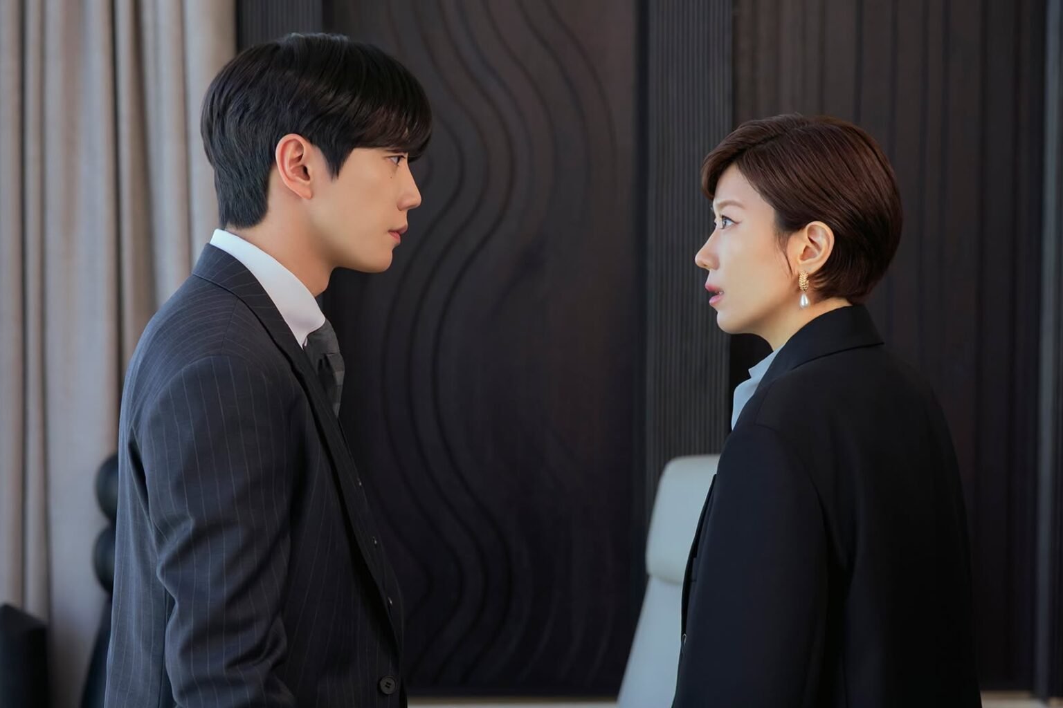 Lee Jun Young Attracts The Attention Of His Company's Power Players In "Reborn Rookie"