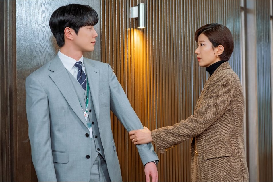Lee Jun Young Turns The Tables On Jeon Hye Jin In “Reborn Rookie” Lee Jun Young Turns The Tables On Jeon Hye Jin In "Reborn Rookie"