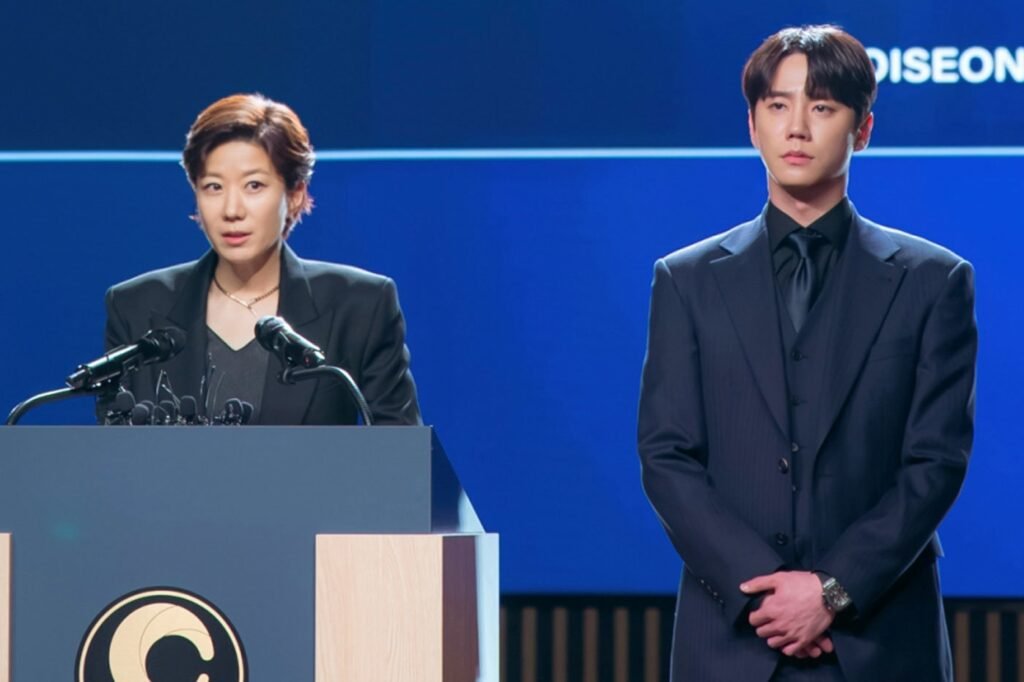 Lee Jun Young Unexpectedly Stands By Jeon Hye Jin's Side In "Reborn Rookie"