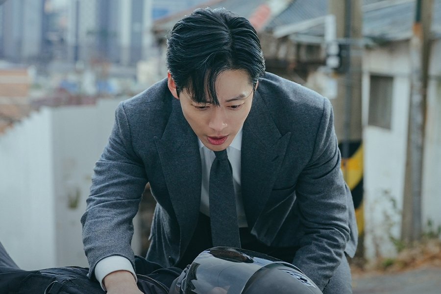 Namkoong Min Faces A Crisis After Encountering A Mysterious Man In “The Husband”