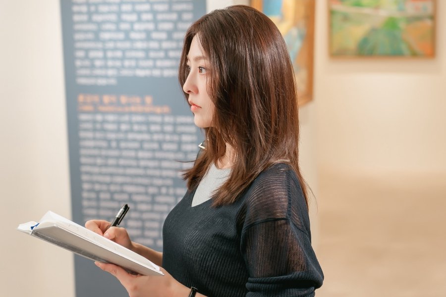 Park Se Young Is A Passionate Aspiring Artist With Hidden Scars In New Drama “Family Resister”