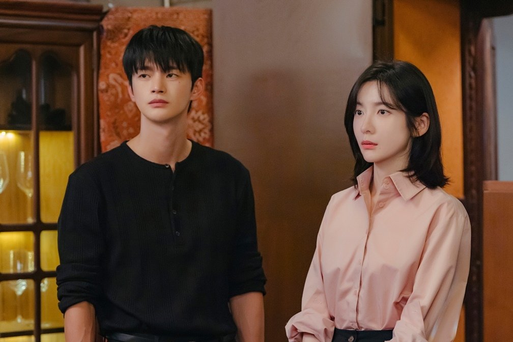 Seo In Guk And Park Ji Hyun Go For Drinks Alone In "See You At Work Tomorrow!"