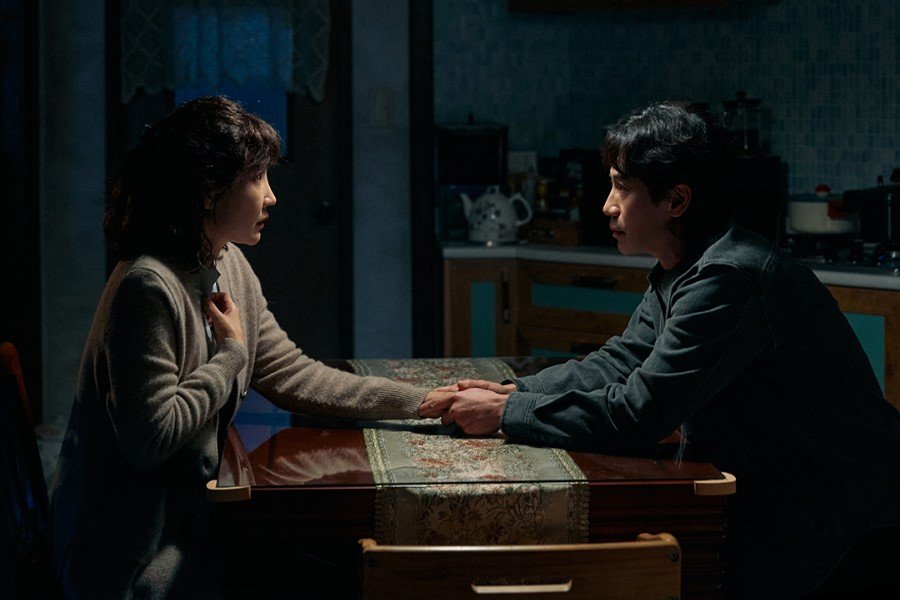 Shin Ha Kyun Breaks His Silence In Front Of Shin Dong Mi In “Fifties Professionals” Shin Ha Kyun Breaks His Silence In Front Of Shin Dong Mi In “Fifties Professionals”
