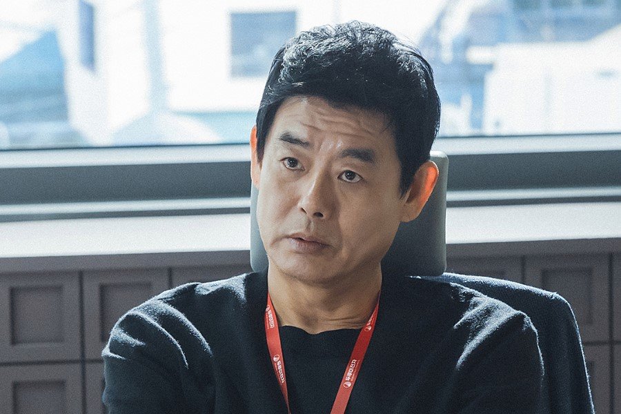 Sung Dong Il Serves As Kong Hyo Jin’s Dependable Ally And Team Leader In New Drama “A Bona Fide Killer”