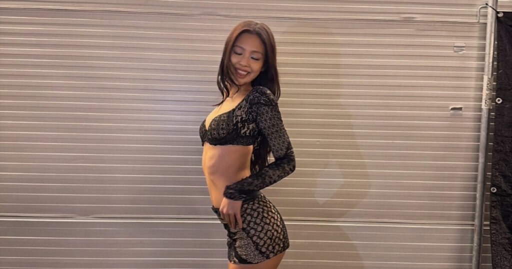 BLACKPINK’s Jennie Reveals Perfect Figure With Daring Bralette Look BLACKPINK's Jennie Reveals Perfect Figure With Daring Bralette Look
