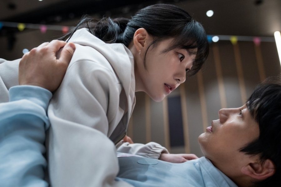 Ji Sung And Ha Yun Kyung Get Unexpectedly Close In "The Apartment Job"