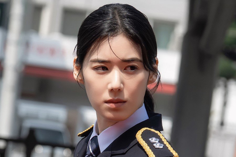Jung Eun Chae Is Ahn Bo Hyun’s Former Police Academy Instructor Turned Detective Partner In “Flex X Cop 2” Jung Eun Chae Is Ahn Bo Hyun’s Former Police Academy Instructor Turned Detective Partner In “Flex X Cop 2”