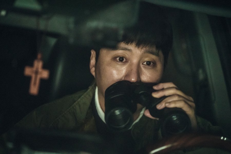 Kim Dae Myeung Is Shocked By Something He Sees Through Binoculars In “The Husband” Kim Dae Myeung Is Shocked By Something He Sees Through Binoculars In "The Husband"
